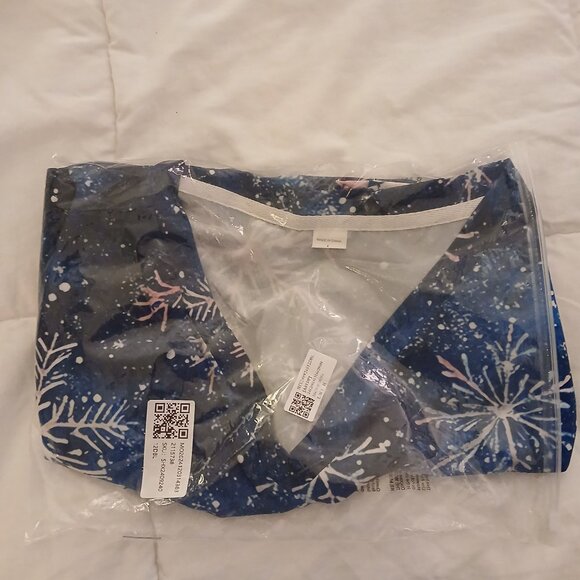 Snowflake Print Scrub Top - Picture 3 of 4